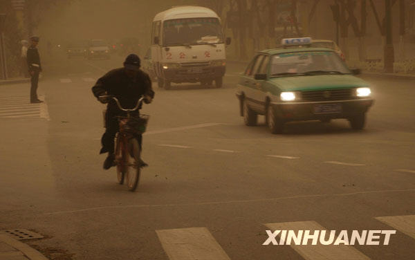 我國多個地區(qū)遭遇大風(fēng)沙塵天氣[組圖]