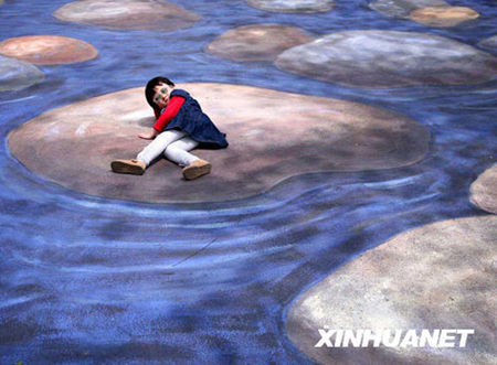 立體畫“以假亂真”男士腳伸進(jìn)“鱷魚”嘴