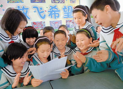 溫家寶親筆回信 贊都江堰學(xué)生是最美麗花朵(圖)