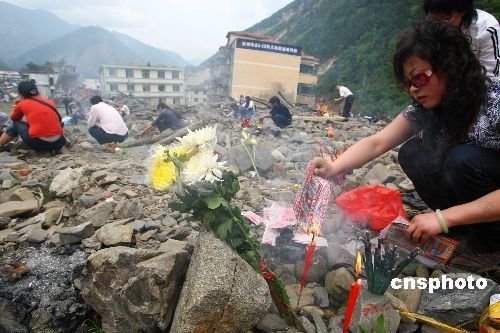 北川老縣城昨開城 數萬民眾祭奠遇難同胞(圖)
