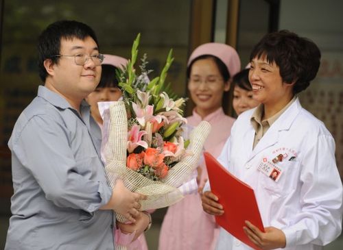 內地首例甲型流感患者出院 向被隔離者道歉