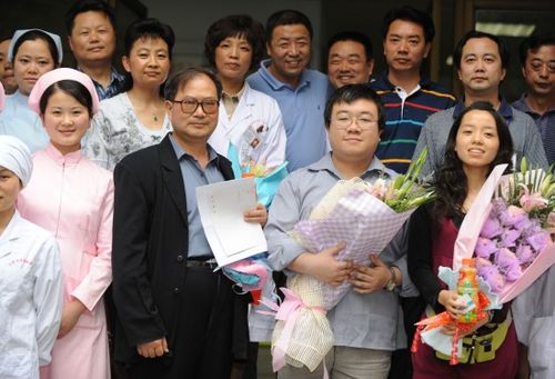內地首例甲型流感患者出院 向被隔離者道歉