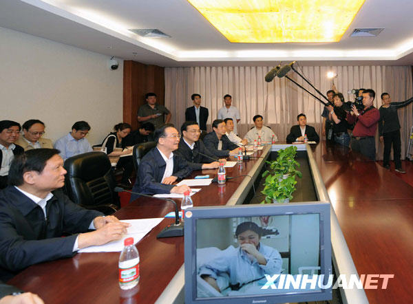 溫家寶看望京確診甲型H1N1流感患者和醫護人員