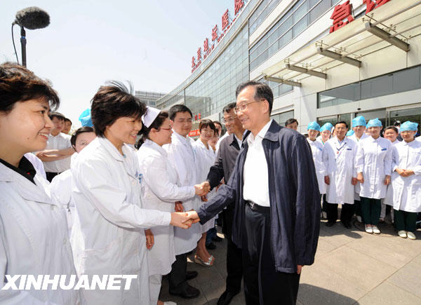 溫家寶看望京確診甲型H1N1流感患者和醫護人員