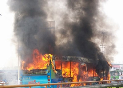 成都一公交車發生燃燒 已25人遇難