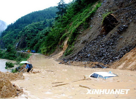 貴州榕江縣降雨引發泥石流掩埋汽車[組圖]