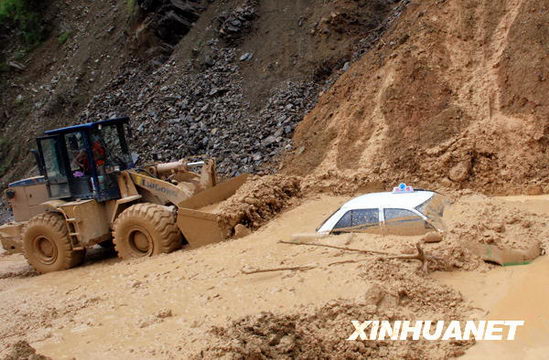 貴州榕江縣降雨引發泥石流掩埋汽車[組圖]