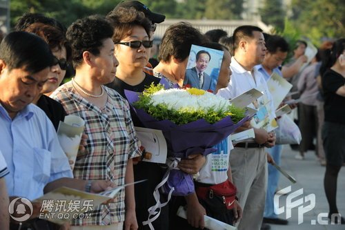 羅京追悼會今日舉行 兒子捧遺像走入靈堂(組圖)