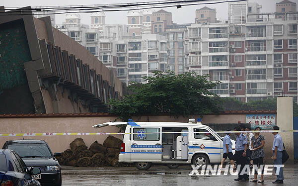 上海一在建商品樓發生倒塌事故[組圖]