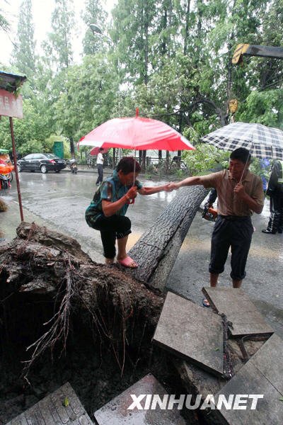 南方十省區遭遇今年入汛以來最大暴雨襲擊(組圖)