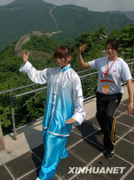 海峽兩岸學生長城“舞”太極[組圖]