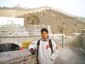 網(wǎng)友搜出照片稱杭州飆車案被告以替身出庭(圖)