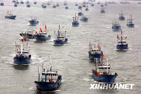 臺(tái)風(fēng)警報(bào)解除 漁船出海作業(yè)[組圖]