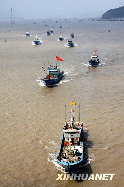 臺(tái)風(fēng)警報(bào)解除 漁船出海作業(yè)[組圖]