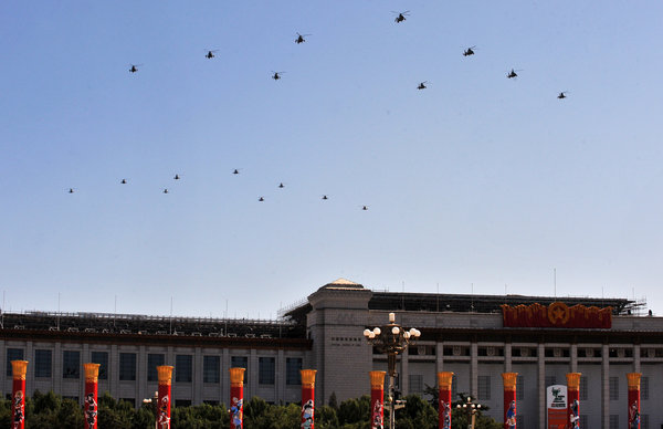 國慶閱兵空中梯隊(duì)首次進(jìn)行全編隊(duì)預(yù)演[組圖]