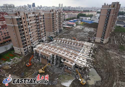 上海樓房倒塌事故續：未倒樓房加固方案出臺