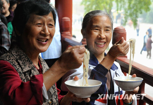 重陽節(jié)：南京老人喜吃長壽面