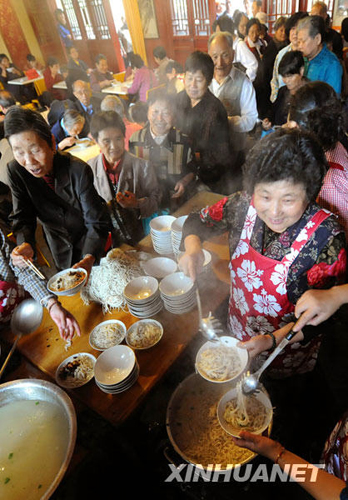 重陽節(jié)：南京老人喜吃長壽面