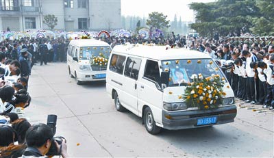 湖北荊州擬建雕塑紀念3名舍己救人大學生(圖)
