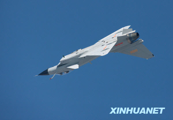 慶祝空軍成立60周年飛行和跳傘表演舉行首次預(yù)演