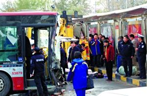 北京322路公交車沖上站臺(tái)致1人死亡4人輕傷