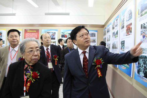 海內外永定客家鄉賢參觀捐資家鄉公益事業圖片展