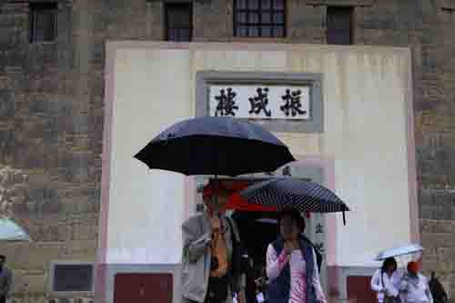 海內(nèi)外客家鄉(xiāng)親探秘永定土樓(組圖)
