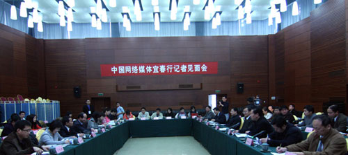 莫以宜春遠，江山多勝游