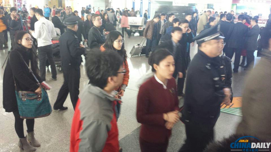 馬來西亞飛北京航班失聯 家屬和記者在機場焦灼等待